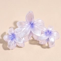 Gros plan sur trois pinces à cheveux en forme de fleur lavande au fini perlé - Violet