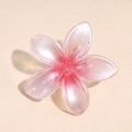 Détail d'une pince à cheveux fleur rose nacrée avec des pétales en résine translucide - Rouge