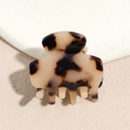 Vista macro di una pinza per capelli vintage in acetato con motivo tartarugato - Leopardo Marrone
