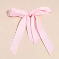 Dettaglio del fermaglio per capelli a fiocco in raso rosa pallido con nastri lunghi - Rosa chiaro