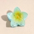Gros plan sur pince à cheveux fleur de 4cm bleue avec texture mate givrée - Lys / Bleu