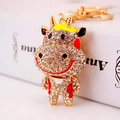 Llavero de vaca adorable con diamantes de imitación blancos y acabado dorado - Rojo