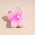 Détail d'une pince à cheveux de 4 cm en forme de fleur avec dégradé rose et cinq pétales - Lys / Rouge Rose Clair