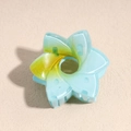 Détail d'une pince à cheveux fleur de 4cm avec un fini céramique dégradé bleu - Fleur Creuse / Bleu