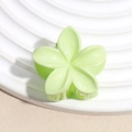 Gros plan détaillé d'une pince à cheveux fleur vert citron brillant sur un support blanc - Forme de Fleur / Vert Brillant