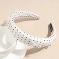 Detailopname van de witte satijnen haarband met stippen en elegante parel strikken - Wit