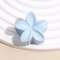 Dettaglio della molletta per capelli a fiore azzurro su un supporto circolare bianco - Forma di Fiore / Blu Chiaro Opaco