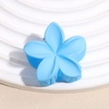 Dettaglio di un fermaglio per capelli a fiore azzurro opaco su piedistallo bianco - Forma di Fiore / Blu Profondo Opaco