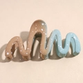 Dettaglio macro della molletta a onde con sfumatura marrone e blu e macchie bianche - Sfumatura Blu Marrone