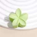 Vue détaillée d'une pince à cheveux fleur vert clair mat sur un plateau blanc décoratif - Forme de Fleur / Vert Mat
