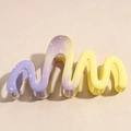 Grande molletta per capelli a onda con sfumatura viola e gialla ed effetto spruzzato - Sfumato Viola Giallo