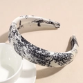 Dettaglio del cerchietto in raso beige con motivi Toile de Jouy e farfalle a inchiostro - Mistero Crema Bianco Nero