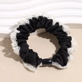 Elegante elastico per capelli in raso nero con pizzo bianco e perla di regolazione - Nero