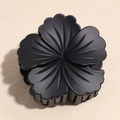 Detalle de la pinza de pelo con forma de flor negra mate y texturas de pétalos 3D - Negro