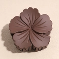 Detalle de una pinza para el pelo con flor marrón mate y pétalos texturizados en beige - Marrón Rojizo