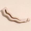 Vue détaillée de la pince à cheveux banane mate aux bords ondulés en beige doux - Couleur Ondulée Khaki