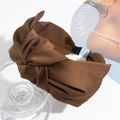 Vue détaillée du serre-tête en satin marron avec un design large noué et une texture soyeuse - Brun Foncé