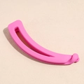 Détail de la pince banane rose mat avec des dents internes pour une tenue sûre - Rose rouge