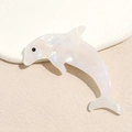 Dettaglio macro di un fermaglio per capelli a delfino con finitura perlata lucida - Bianco