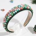 Dettaglio del cerchietto natalizio festivo con decorazioni di Babbo Natale e pupazzo di neve - Stile Babbo Natale
