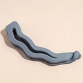 Détail de la pince banane ondulée bleu-gris mate avec dents internes pour maintien sûr - Gris