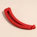 Détail de la pince à cheveux banane rouge mat avec dents de fermeture sécurisées - Rouge