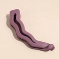 Détail macro de la barrette banane violette mate ondulée avec dents de maintien - Violet foncé
