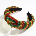 Detail eines Weihnachts-Haarreifs mit rot-grün-goldener Flechtstruktur aus Glitzer-Lametta - Knoten-Stil / Geknotet Rot Gold Grün