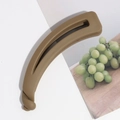 Détail de la pince banane mate marron ondulée avec dents pour fixer la queue de cheval - Brun Foncé