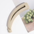 Détail de la pince banane beige mat au design ondulé minimaliste avec dents de maintien - Kaki