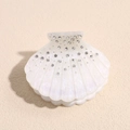 Detalle de pinza para el cabello de concha blanca con brillantes y acabado de nácar de lujo - Concha Blanca