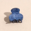 Gros plan sur une pince à cheveux à texture denim bleu et résine vintage - Bleu Denim Pince Courbée