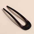 Dettaglio della forcina a U in acetato con il logo dorato France Handmade inciso - Nero