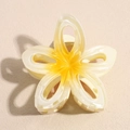 Détail de la pince à cheveux fleur de frangipanier avec pétales jaune dégradé - Jaune Dégradé