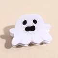 Dettaglio di un fermaglio per capelli a forma di fantasma bianco in acrilico lucido - Fantasma Bianco