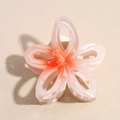 Détail macro d'une pince à cheveux fleur de frangipanier avec dégradé rose et orange - Dégradé Orange