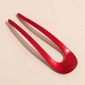 Dettaglio della forcina rossa in acetato a forma di U con scritta dorata France - Rosso