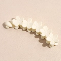 Détail de la pince à cheveux banane mate en forme de fleur en résine crème - Milky blanc