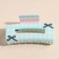 Dettaglio della pinza per capelli a scacchi azzurri con motivi a fiocco e pizzo - Pinza Quadrata Fiocco Gingham Blu Chiaro