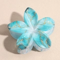 Détail de la pince à cheveux fleur de frangipanier avec texture marbre bleu et doré - Bleu clair
