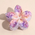 Détail de la pince à cheveux florale avec texture marbre violet et motif à cinq pétales - Orange Violet