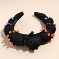 Detalle de diadema de satén negro acolchado con perlas de Halloween y forro interno - Negro