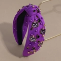 Detalle de diadema morada de Halloween con dijes de gato negro, perlas y gemas - Gato Violeta