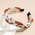 Dettaglio del cerchietto intrecciato con tessuto floreale e decorazioni di perle finte - Rosso
