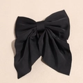 Primo piano dettagliato del grande fiocco in raso nero con trama di tessuto ed eleganza - Nero