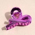 Vue détaillée d'une pince à cheveux violette en métal brillant avec ressort et griffes - Croisé Violet