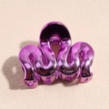 Vue macro de la pince à cheveux violette électroplaquée avec design ondulé et fini miroir - Ondulé Violet
