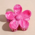 Detalle de una pinza para el pelo de flor de acetato con textura de mármol rosa y blanco - Flor de cinco pétalos / Rosa Rojo