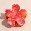 Detalle de pinza para el cabello con forma de flor y textura jaspeada en rojo y blanco - Rojo
