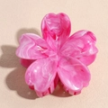 Primer plano de una pinza para el cabello de flor en resina jaspeada rosa degradada - Rosa Rojo